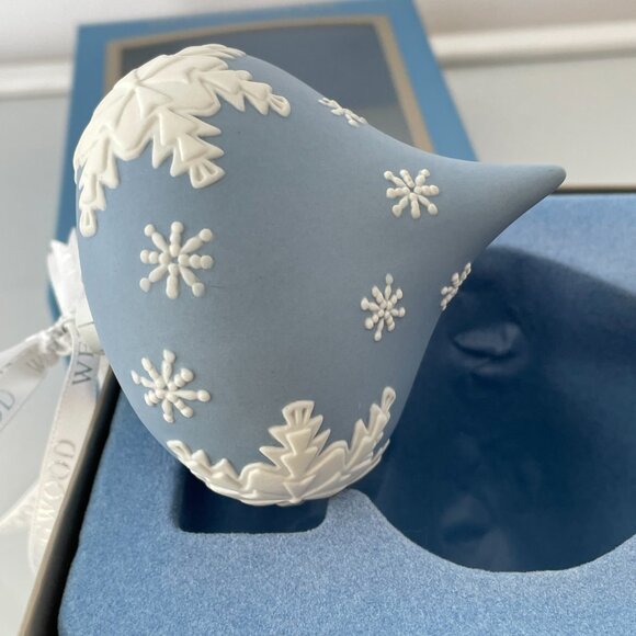 Wedgewood Jasperware Blue Snowflake Ball Ornament in Original Box Retired 2007 - Picture 6 of 10